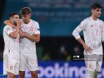 gelandang-spanyol-marcos-llorente-tengah-menghibur-daniel-olmo-kiri.jpg