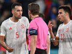 gelandang-spanyol-sergio-busquets-kiri-dan-bek-spanyol-eric-garcia.jpg