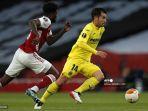 gelandang-spanyol-villarreal-manuel-trigueros-munoz-berlari-dengan-thomas-partey.jpg