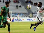 gelandang-sriwijaya-fc-alfin-tuasalamony_20180401_152312.jpg