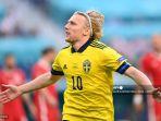 gelandang-swedia-emil-forsberg-kanan-merayakan-setelah-mencetak-gol-lawan-polandia.jpg