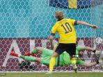 gelandang-swedia-emil-forsberg-mencetak-gol-penalti-ke-gawang-slovakia.jpg