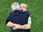 gelandang-swiss-granit-xhaka-memeluk-pelatih-swiss-bosnia-swiss-vladimir-petkovic.jpg