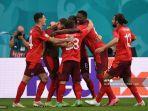 gelandang-swiss-xherdan-shaqiri-tengah-merayakan-dengan-rekan-satu-timnya.jpg