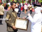 gelandang-timnas-u-16-indonesia-mochammad-supriadi-diberi-penghargaan-oleh-pemkot-surabaya_20180817_133710.jpg