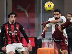 gelandang-torino-venezuela-tomas-rincon-kanan-menendang-bola.jpg