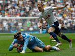 gelandang-tottenham-hotspur-inggris-oliver-skipp-kanan-melanggar-jack-grealish.jpg