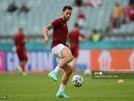 gelandang-turki-hakan-calhanoglu-melakukan-pemanasan-sebelum-pertandingan.jpg