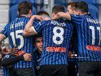 gelandang-ukraina-atalanta-ruslan-malinovskiy-bawah-merayakan-bersama-rekan-satu-timnya.jpg
