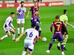 gelandang-valladolid-ruben-alcaraz-bruno-gonzalez-menghadang-lionel-messi.jpg