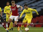 gelandang-villarreal-manuel-trigueros-kanan-berpaling-dari-gelandang-arsenal-odegaard.jpg