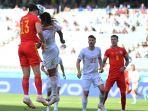 gelandang-wales-kieffer-moore-kiri-bertabrakan-dengan-bek-swiss-kevin-mbabu.jpg