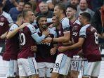 gelandang-west-ham-united-aljazair-said-benrahma-tengah-merayakan-dengan-rekan-satu-timnya.jpg