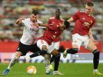 gelandangmanchester-united-amad-diallo-tengah-berduel-dengan-rade-krunic.jpg