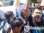 gelar-aksi-saat-pelantikan-dprd-jatim-pmii-bawa-kado-sembilan-tuntutan.jpg