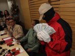 gelar-barang-bukti-ott-anggota-dprd-banten_20151203_220210.jpg