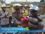 gelar-operasi-simpatik-polisi-bagikan-cokelat-dan-helm-gratis_20160311_215953.jpg