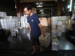 geliat-agen-minyak-goreng-curah-di-tengah-kelangkaan_20220224_175801.jpg