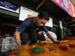 geliat-agen-minyak-goreng-curah-di-tengah-kelangkaan_20220224_175803.jpg