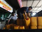 geliat-agen-minyak-goreng-curah-di-tengah-kelangkaan_20220224_175805.jpg