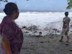gelombang-pasang-di-pesisir-pantai-kusamba.jpg