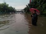 genangan-air-di-jalan-di-panjaitan-jakarta-timur_20161101_171140.jpg