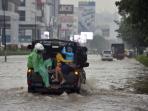 genangan-banjir-jakarta_20150123_181135.jpg