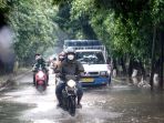genangan-di-cakung-hambat-pengendara-bermotor_20230303_164001.jpg