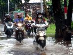 genangan-di-cakung-hambat-pengendara-bermotor_20230303_164004.jpg