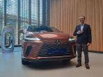 general-manager-lexus-indonesia-bansar-maduma-berfoto-sebelah-rx-450h.jpg