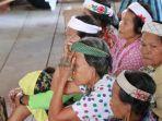 generasi-wanita-berdaun-telinga-panjang-yang-masih-hidup-di-kampung-long-pakaq.jpg