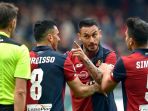 genoa-forward-mauricio-pinilla-wasit-claudio-gavillucci_20170405_081552.jpg