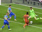 georgiy-bushchan-kanan-menyelamatkan-tembakan-bek-belanda-denzel-dumfries.jpg