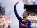 gerard-pique-melambaikan-tangan.jpg