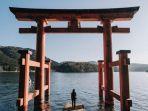 gerbang-torii-di-danau-ashi-hakone-jepang.jpg