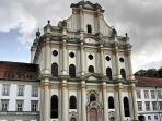 gereja-furstenfeld-di-jerman-menyimpan-dua-mayat-berpenampilan-termewah-di-dunia-dailymail_20180320_151635.jpg
