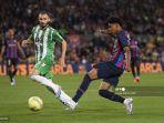 german-pezzela-bersaing-dengan-pemain-depan-barcelona-lamine-yamal-kanan.jpg