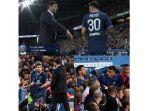 gestur-lionel-messi-saat-ditarik-ke-luar.jpg