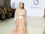 Ayu Dewi Percaya Diri Lintasi Runway Jakarta Fashion Week 2024