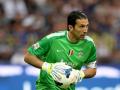 gianluigi-buffon-lengketnangkepbola.jpg