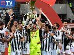 gianluigi-buffon-memegang-trofi-coppa-italia.jpg