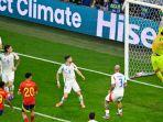 gianluigi-donnarumma-jersey-hijau-ketika-menepis-bola-pada.jpg