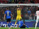 gianluigi-donnarumma-menangkap-bola.jpg