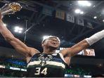 giannis-antetokounmpo-merayakan-gelar-juara-nba.jpg