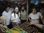 gibran-didampingi-istri-blusukan-ke-pasar-rawasari_20231203_141617.jpg
