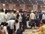 Wapres Gibran dan Jan Ethes Kompak Kenakan Baju Hijau saat Salat Idul Adha di Masjid Istiqlal