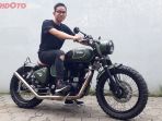 gibran-rakabuming-tengok-royal-enfield-classic-500-miliknya-di-katros-garage_20180717_175742.jpg
