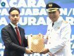 gibran-secara-simbolik-serahkan-jabatan-wali-kota-solo-ke-teguh-prakosa.jpg