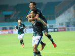 gilang-ginarsa-saat-merayakan-gol-bersama-rekan-satu-tim.jpg