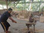 Kisah Giman, Perajin Rotan Bertahan Hidup di Bengkulu: Kesulitan Dapatkan Bahan Baku & Tenaga Kerja
